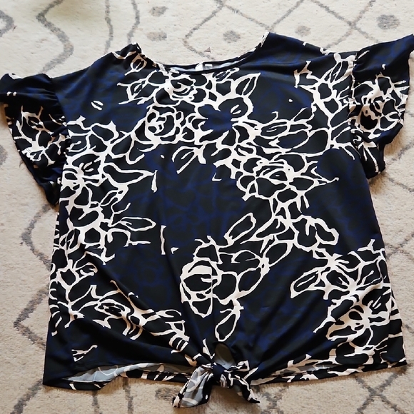 NY Collection Tops - NY Collection Navy and White Floral Blouse